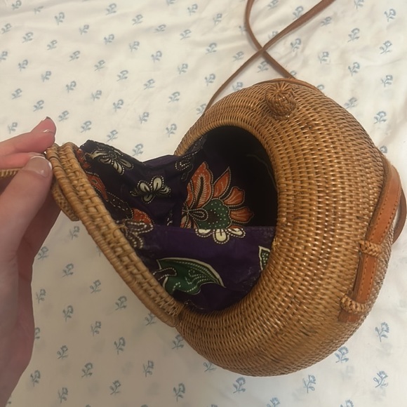 Handmade in Thailand, round wooden bag with floral inside print and long strap - Picture 6 of 6